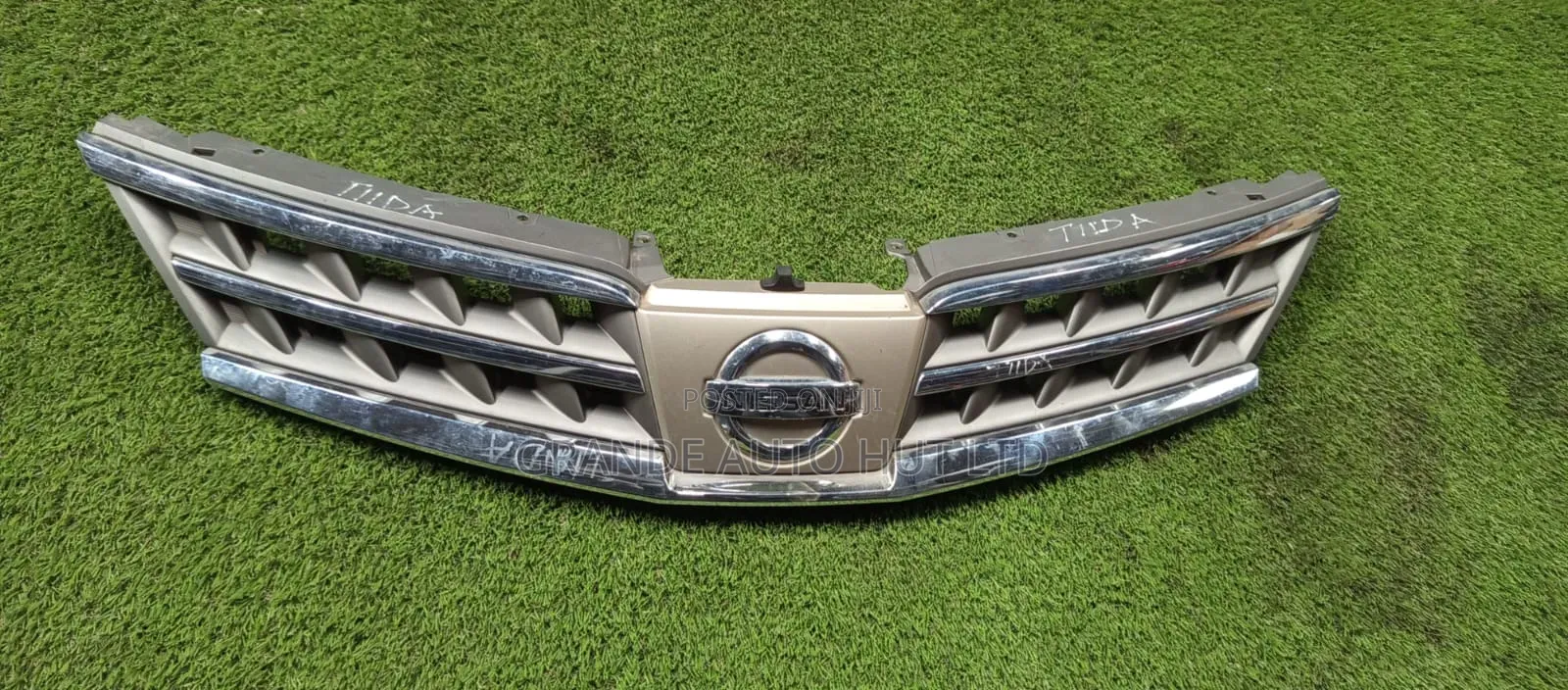 Nissan Tiida Grill