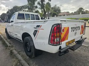 Toyota Hilux 2010 White