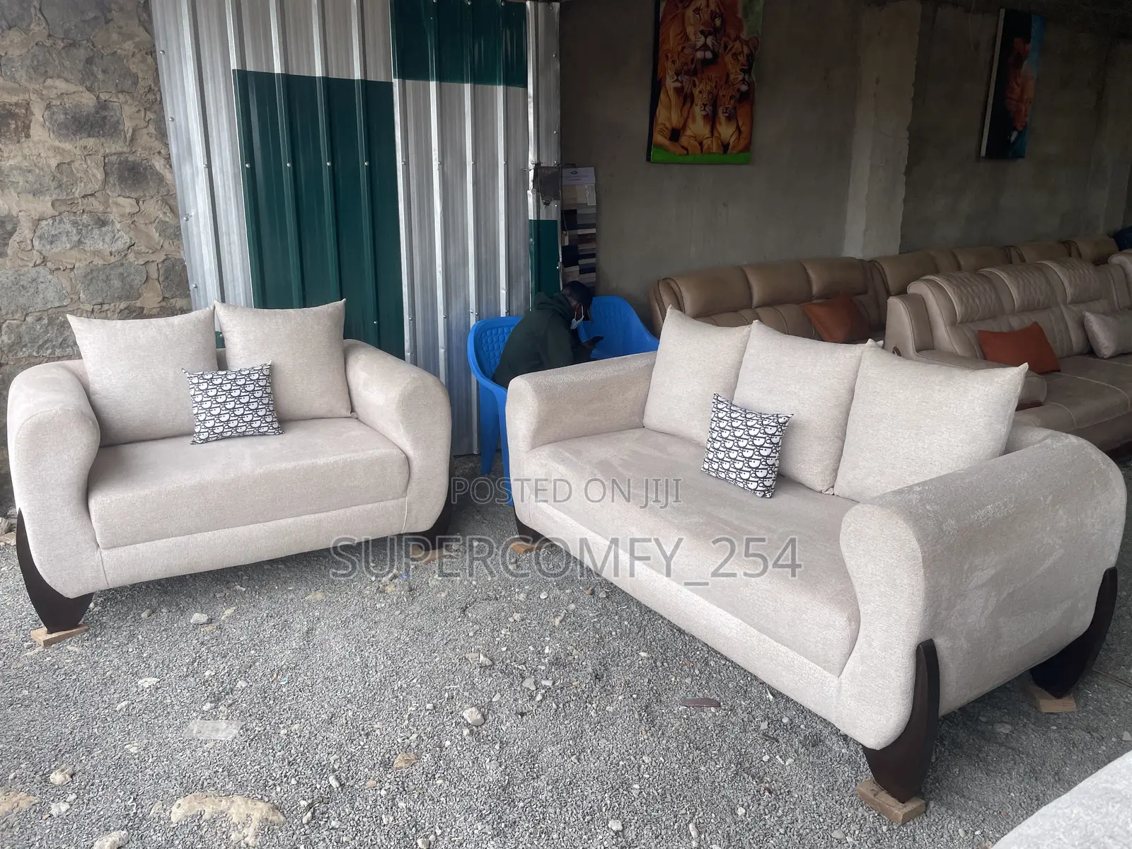 Boomerang Mahogany Stands Classic Sofa!!