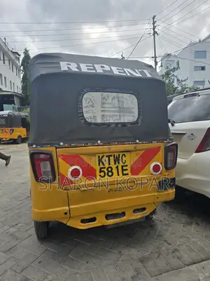 Piaggio 2021 Yellow