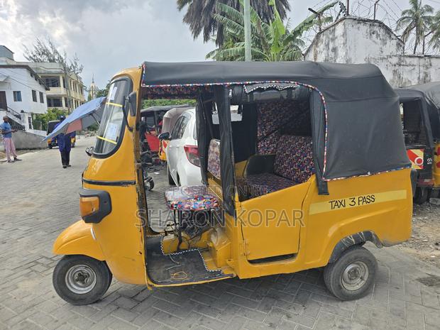 Piaggio 2021 Yellow - thumbnail 3
