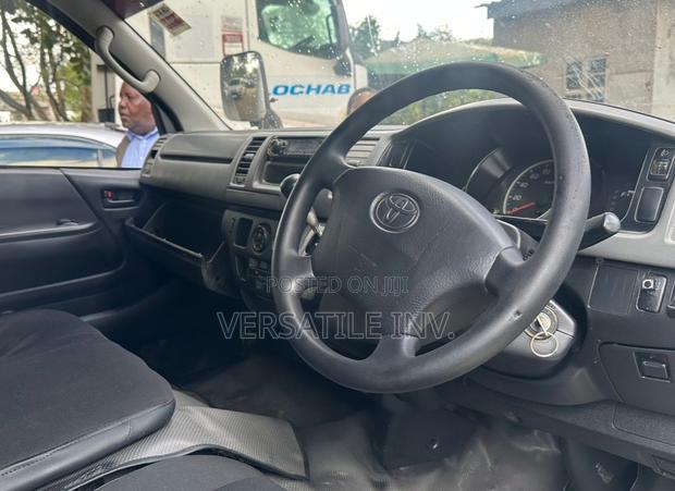 Toyota HiAce 2012 White - thumbnail 2