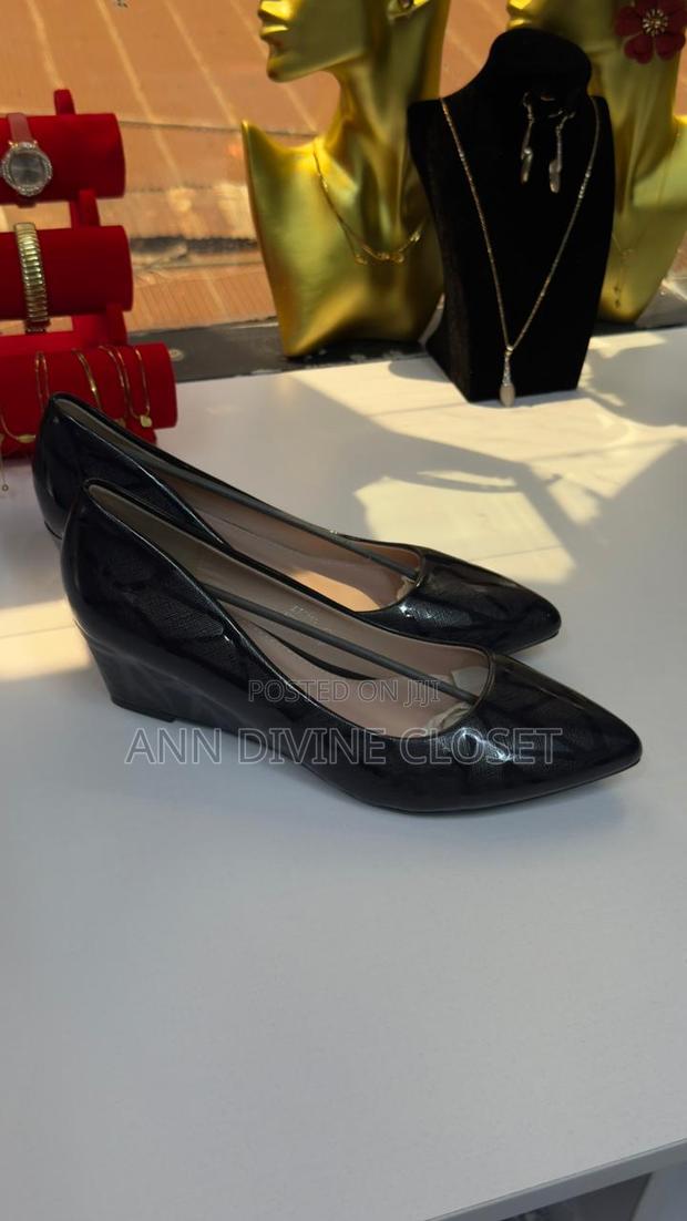Black Ladies Shoes - thumbnail 2