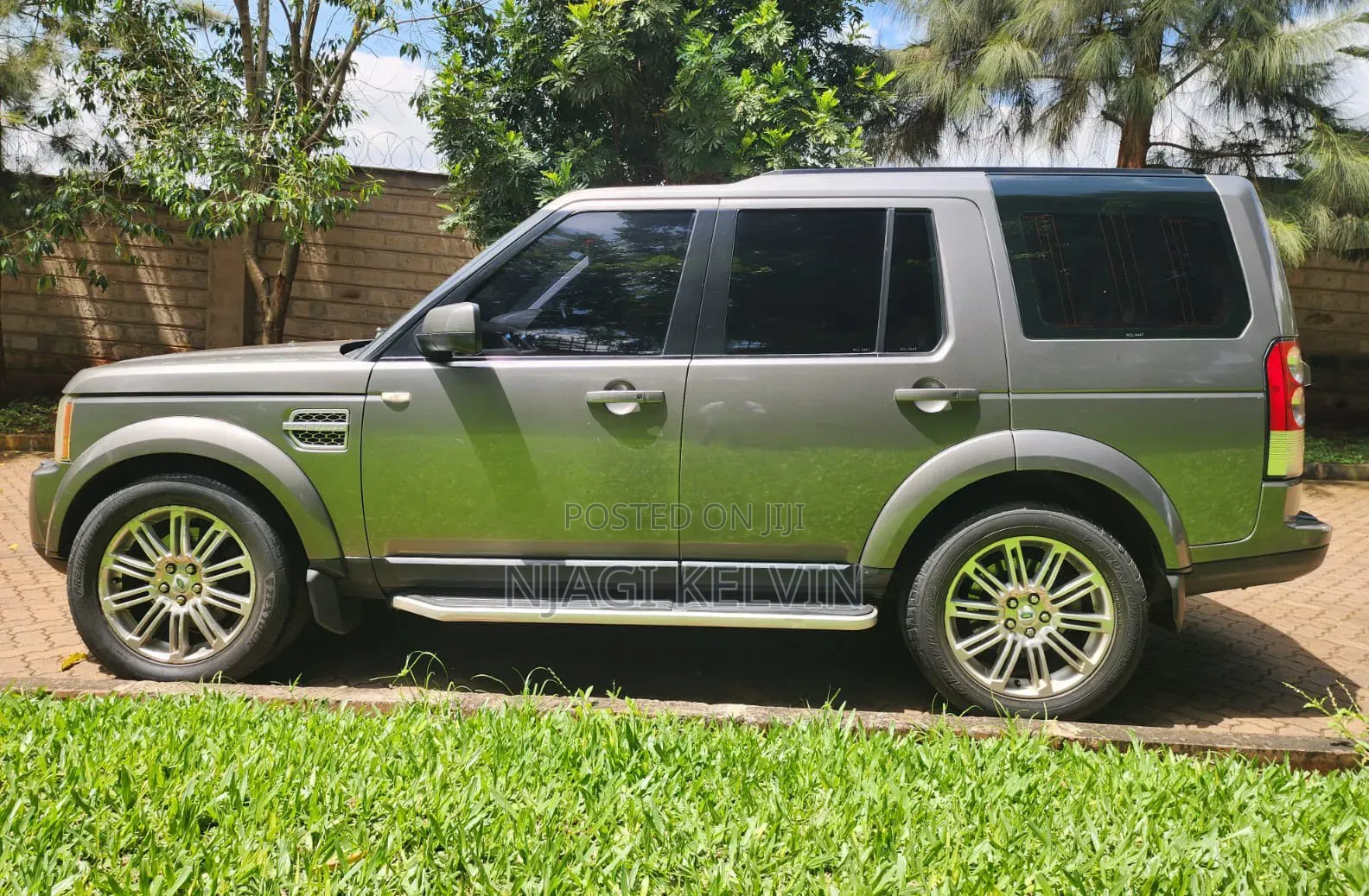 Land Rover Discovery 2010 Gray