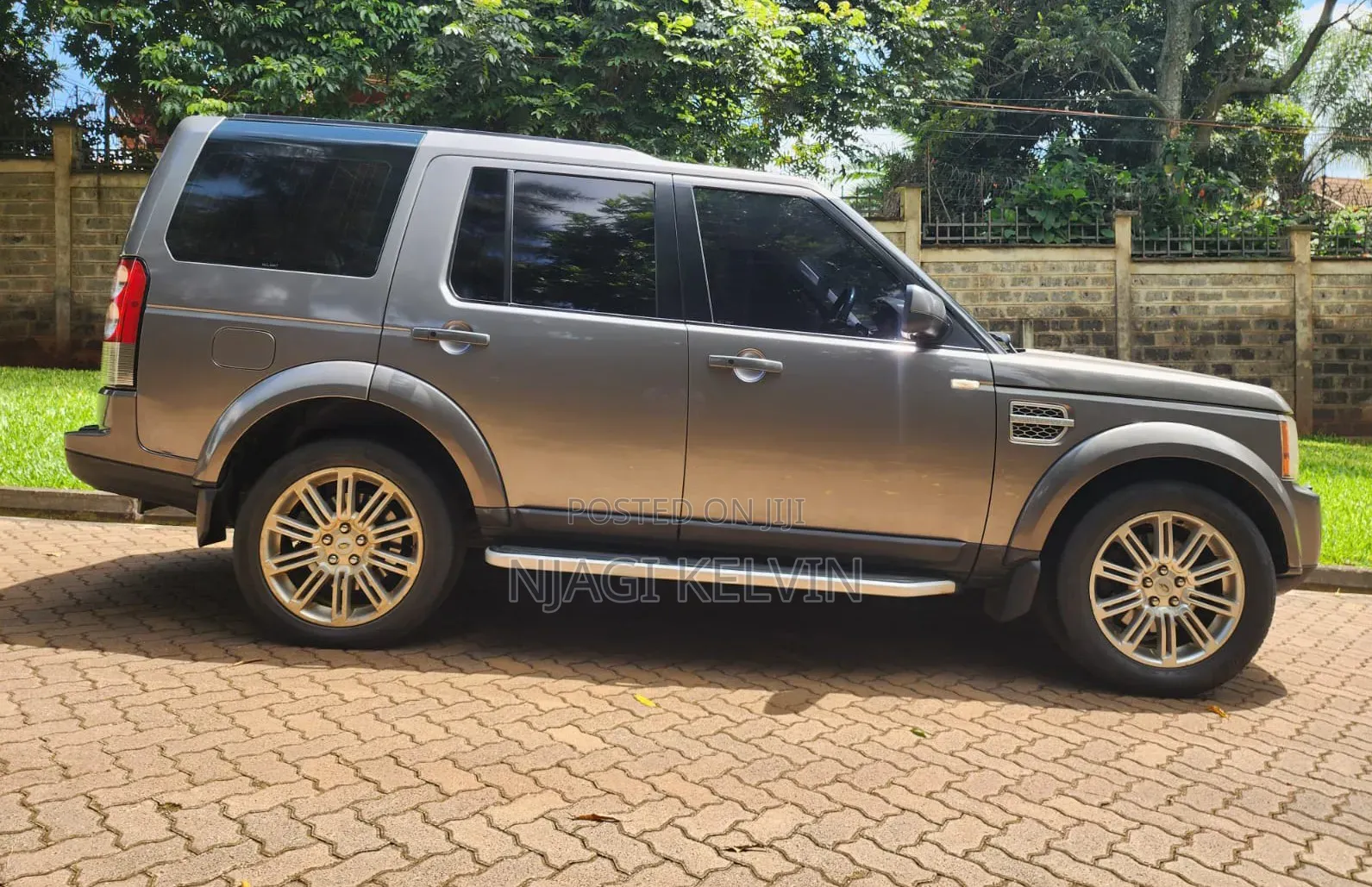 Land Rover Discovery 2010 Gray