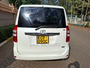 Toyota Noah 2010 White