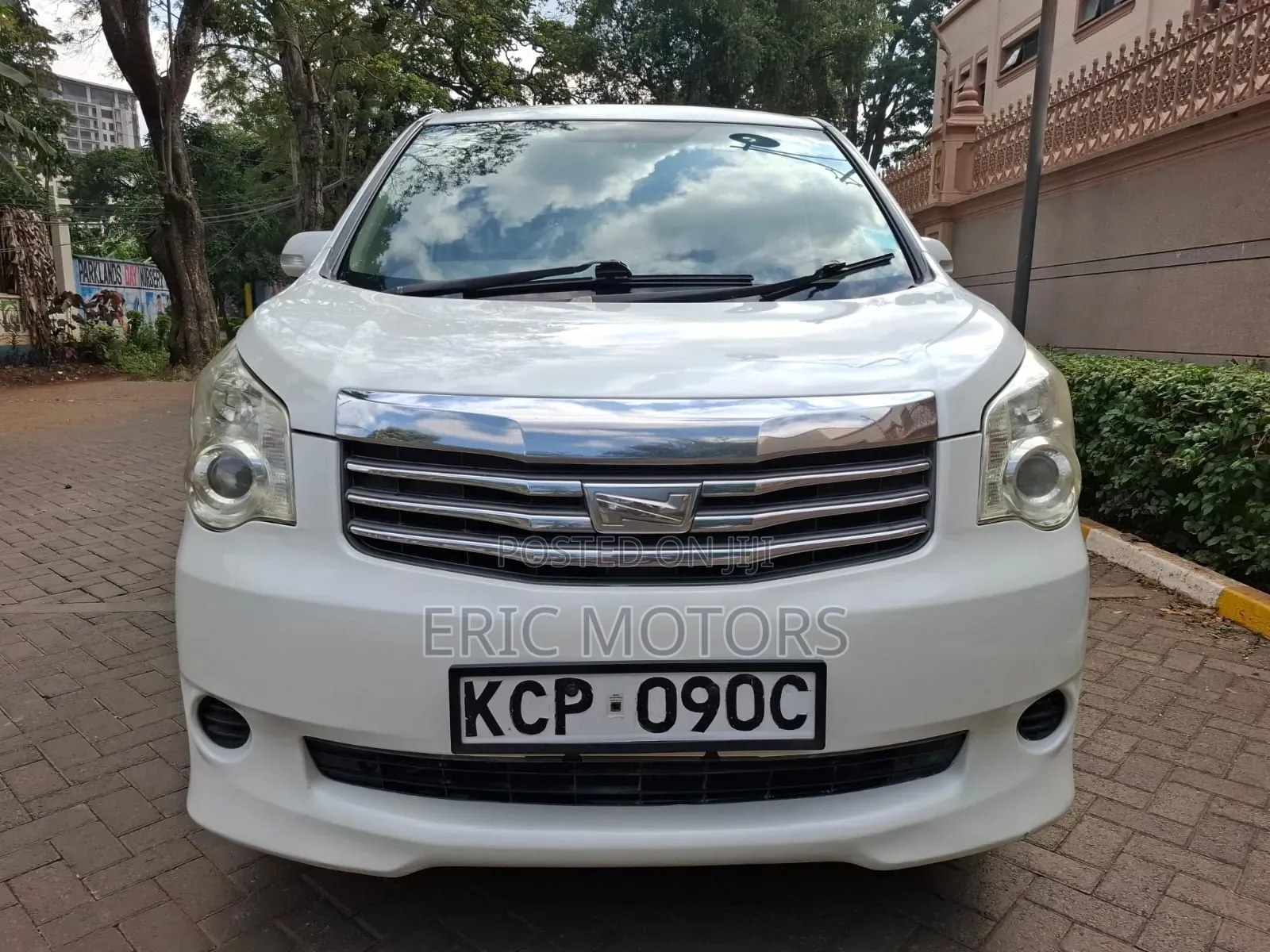 Toyota Noah 2010 White