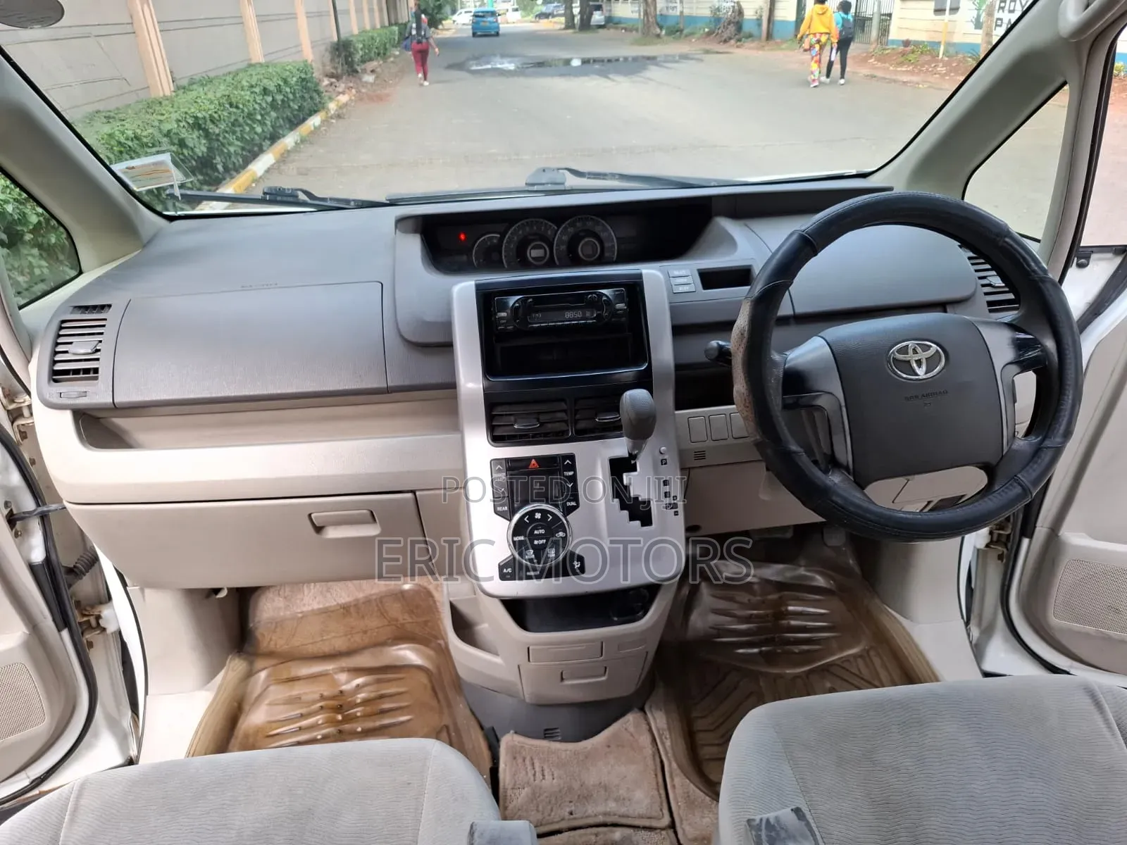 Toyota Noah 2010 White