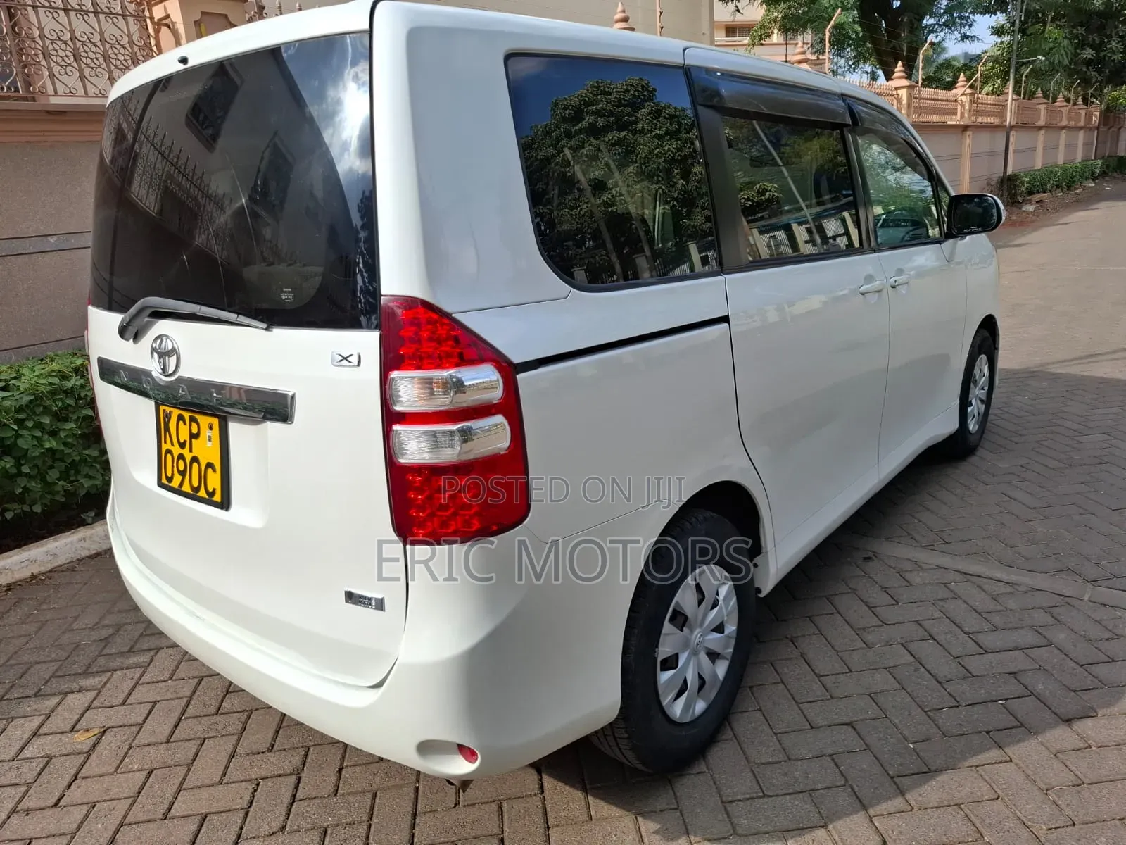 Toyota Noah 2010 White