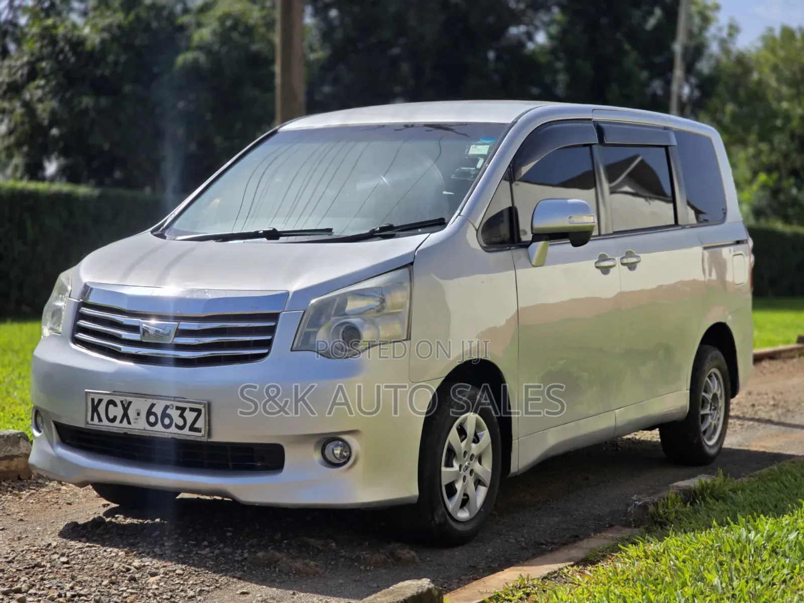 Toyota Noah 2012 Silver