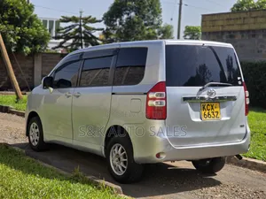 Toyota Noah 2012 Silver