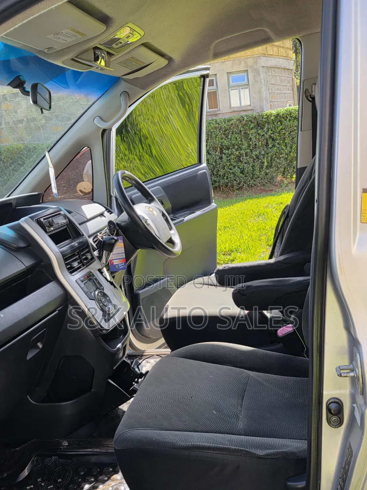Toyota Noah 2012 Silver