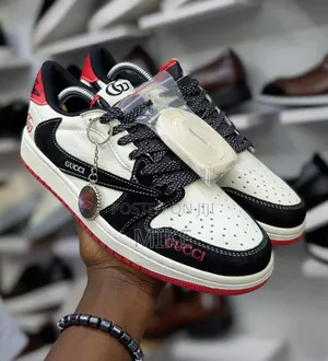  
Air Jordan 1 Low × Travis Scott 
S