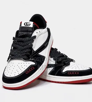  
Air Jordan 1 Low × Travis Scott 
S