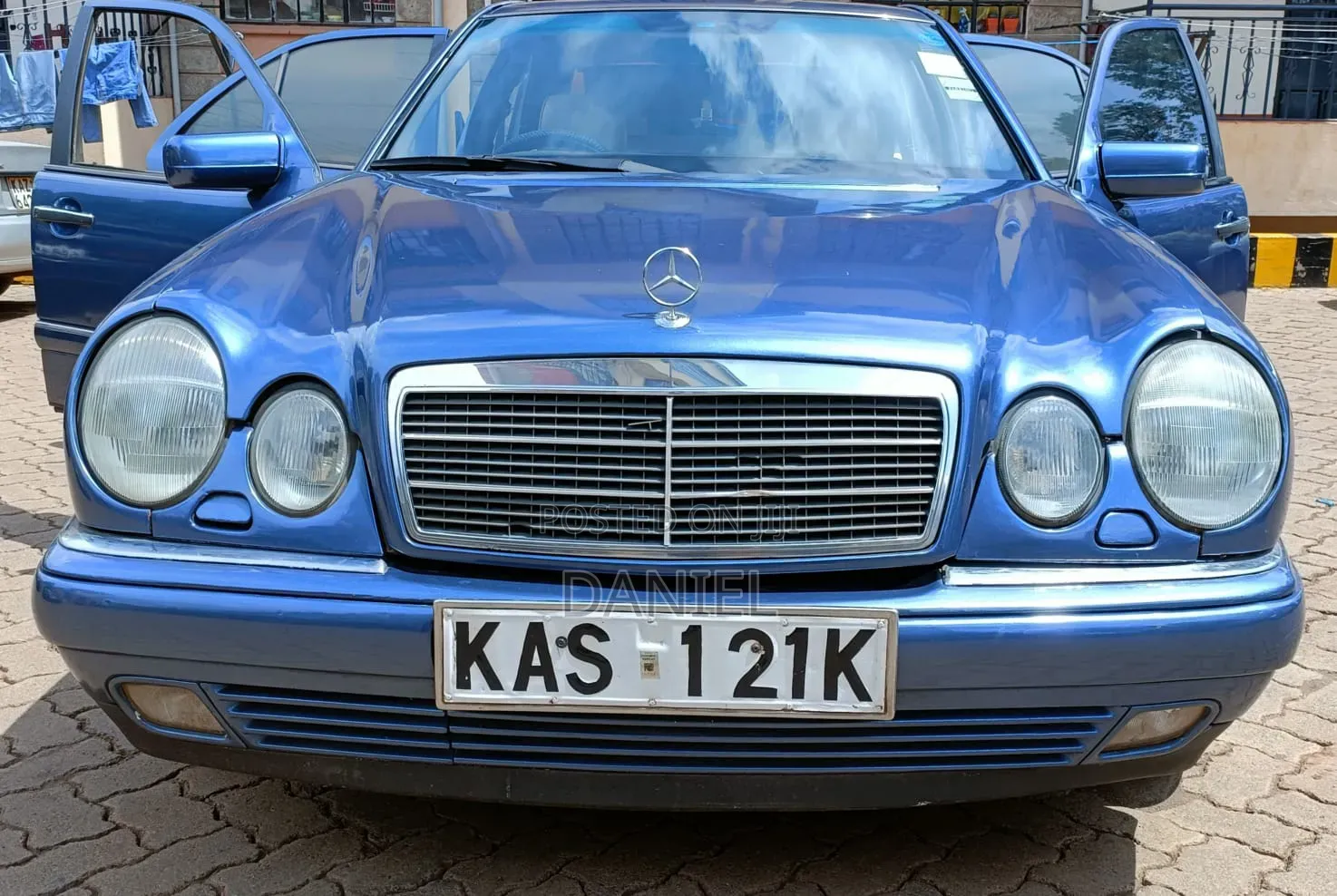 Mercedes-Benz E200 1997 Blue