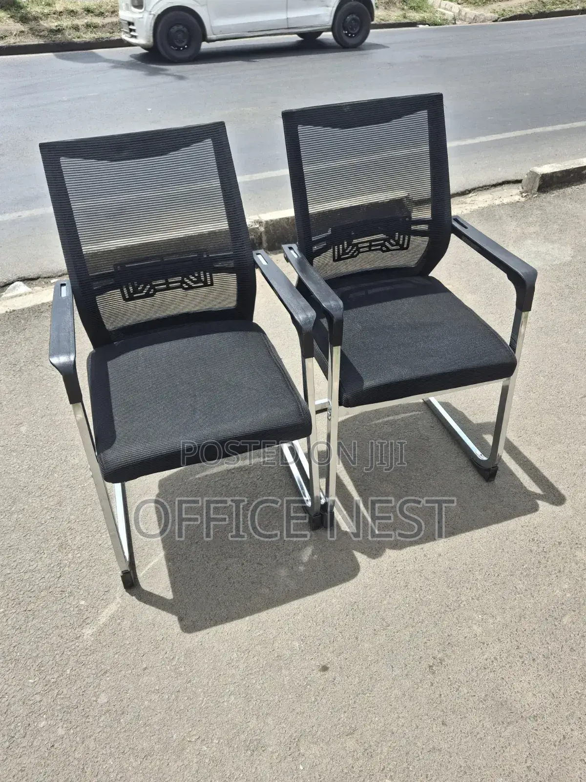 Black Mesh Visitors Chair