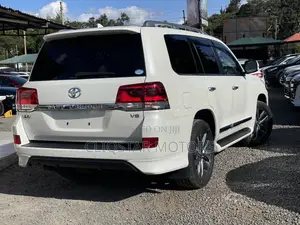Toyota Land Cruiser 4.6 V8 ZX 2019 White