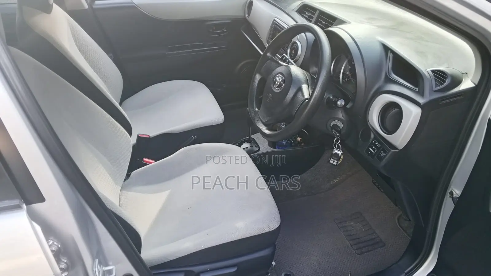 Toyota Vitz 2014 Silver