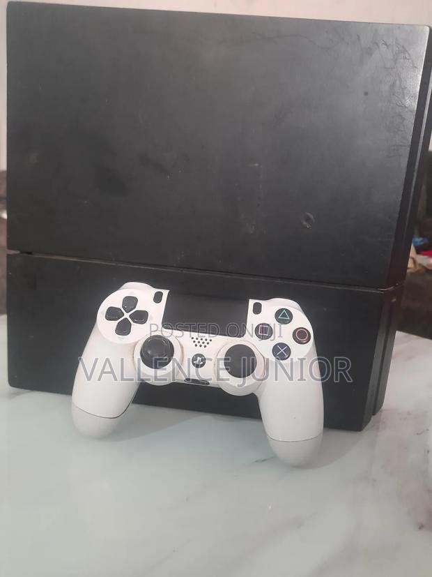 Ps4 Standard Console - thumbnail 2