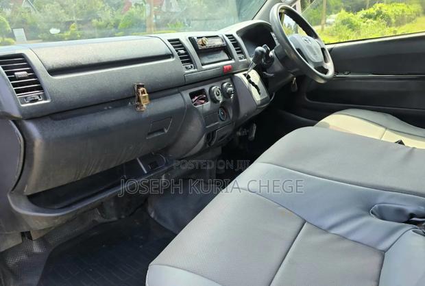 Toyota HiAce 2015 Silver - thumbnail 4