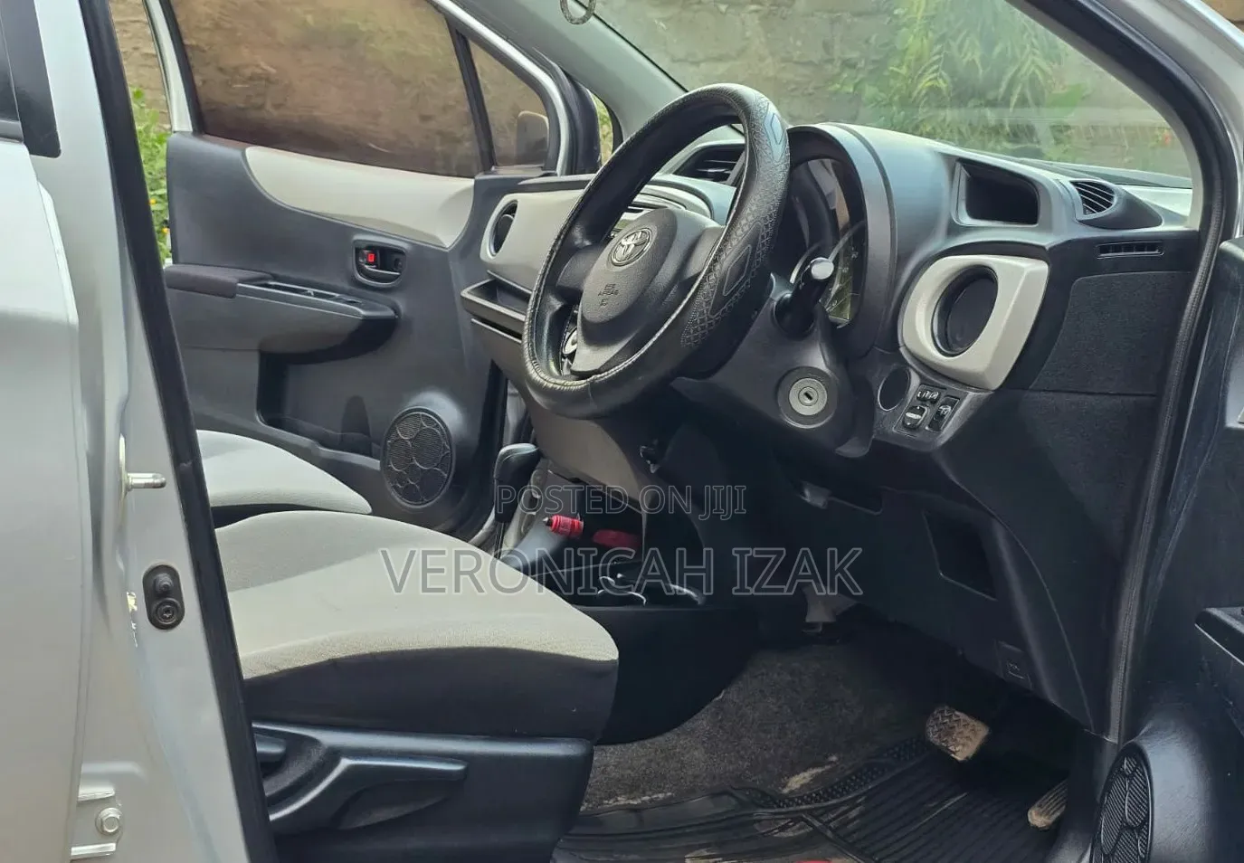 Toyota Vitz 2013 Silver
