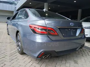 Toyota Crown 2018 Silver