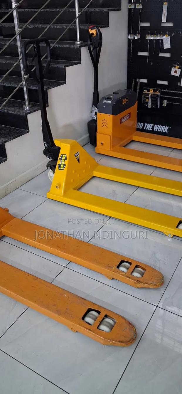 Heavy-Duty Pallet Truck - thumbnail 2
