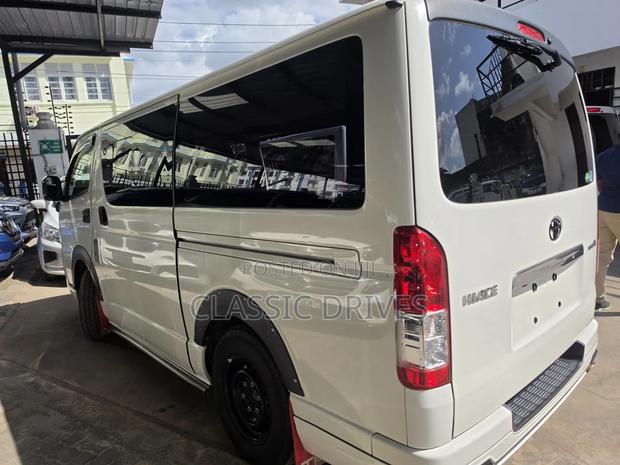 Toyota HiAce 2019 - thumbnail 3