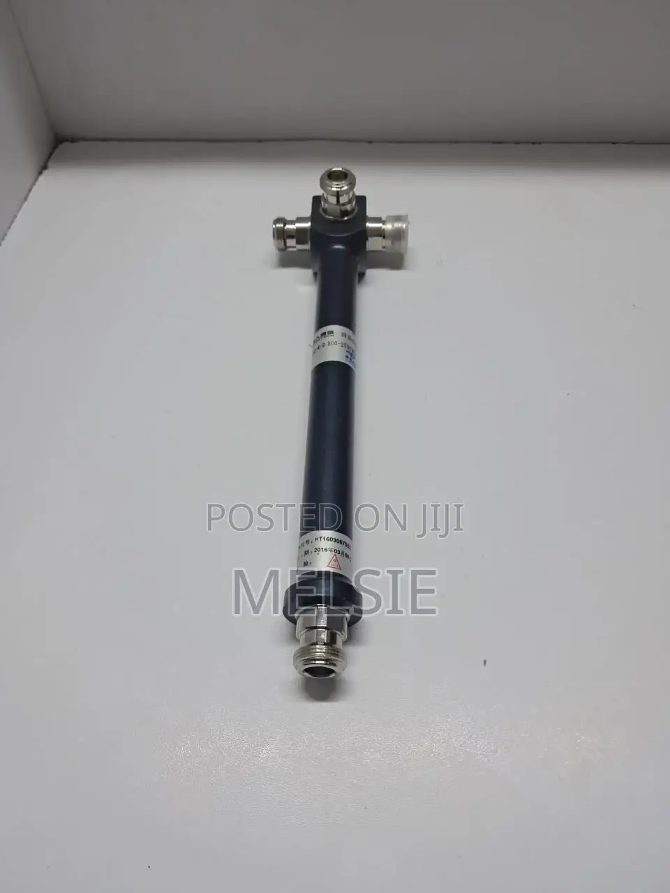 N-Type Female Connectors
 3-Way Signal Distribution