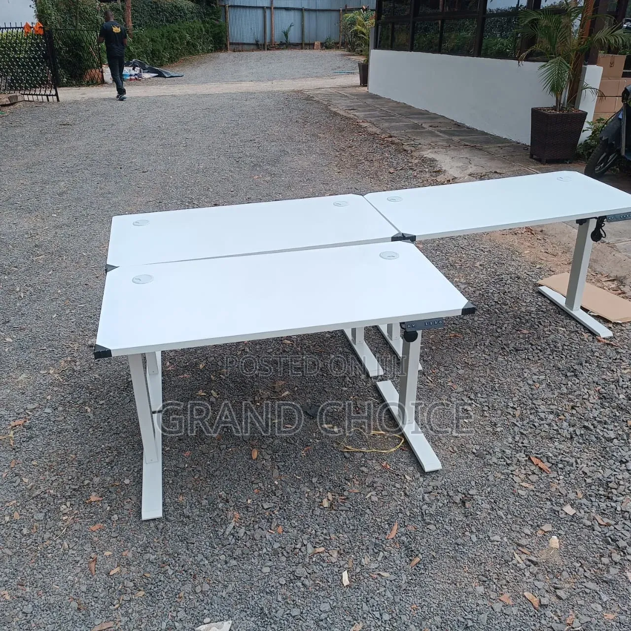 White 1.2m Electric Adjustable Table