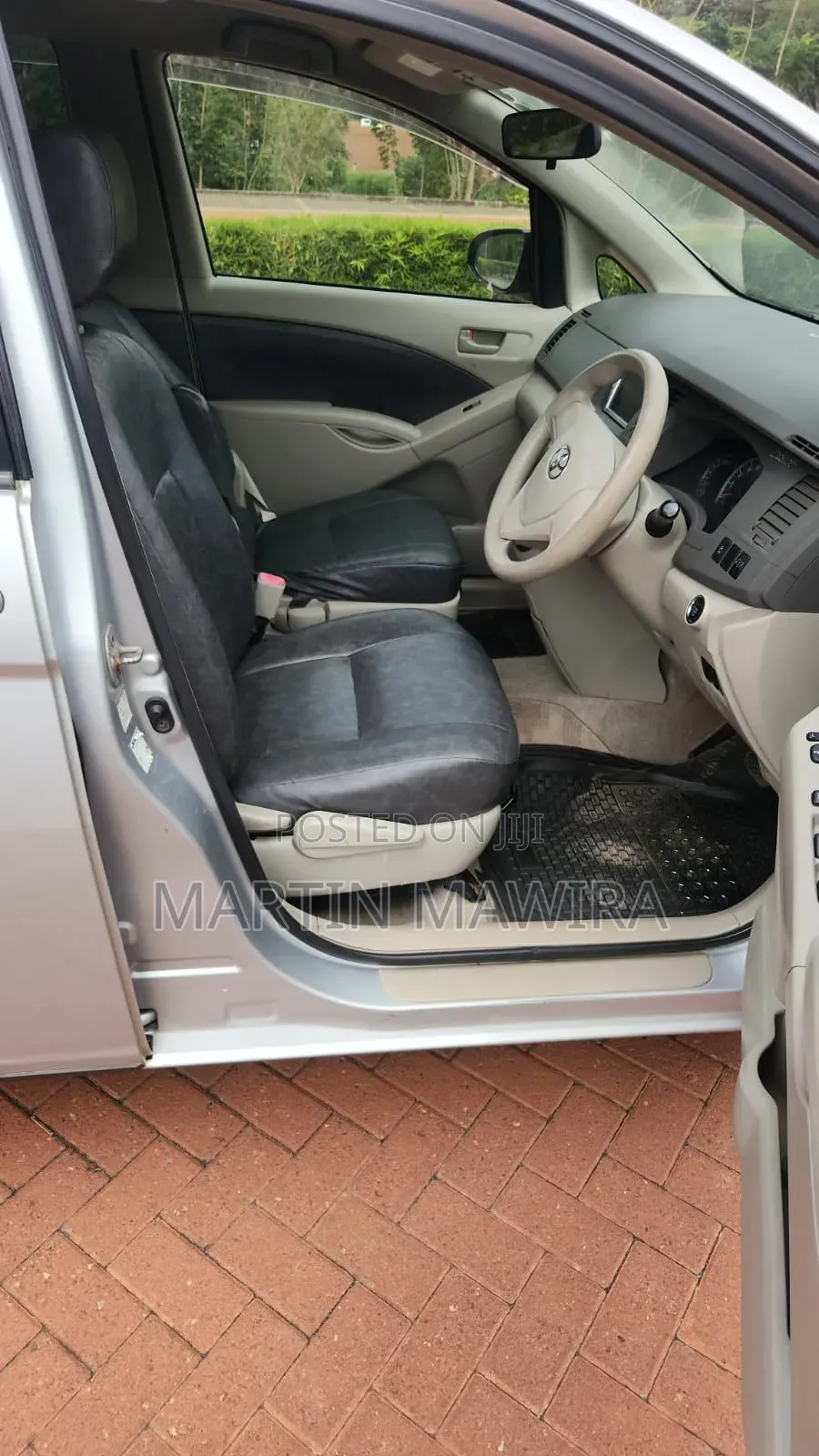 Toyota ISIS 2014 Silver