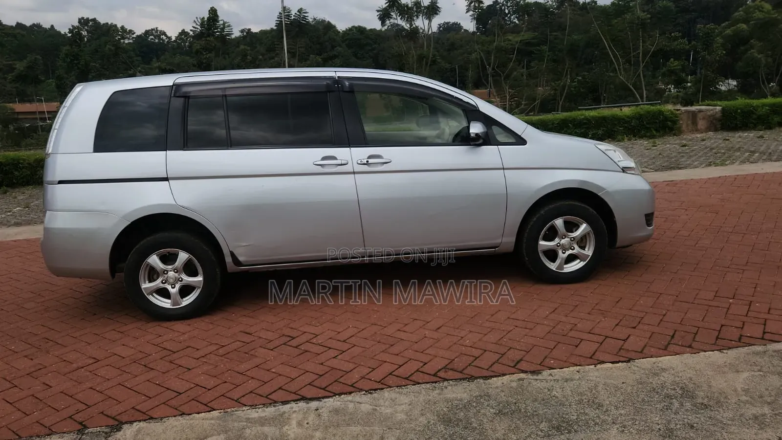 Toyota ISIS 2014 Silver