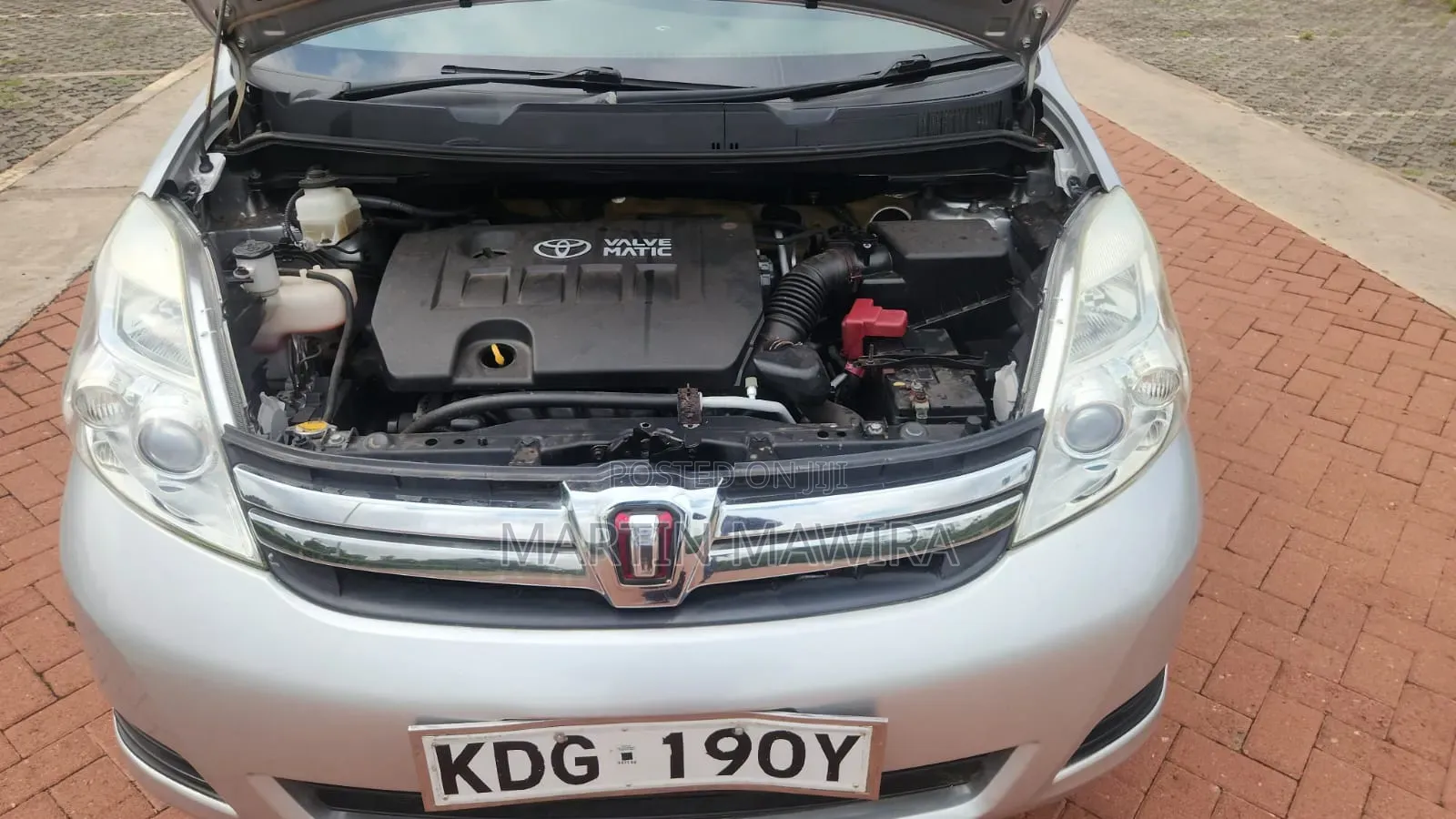 Toyota ISIS 2014 Silver