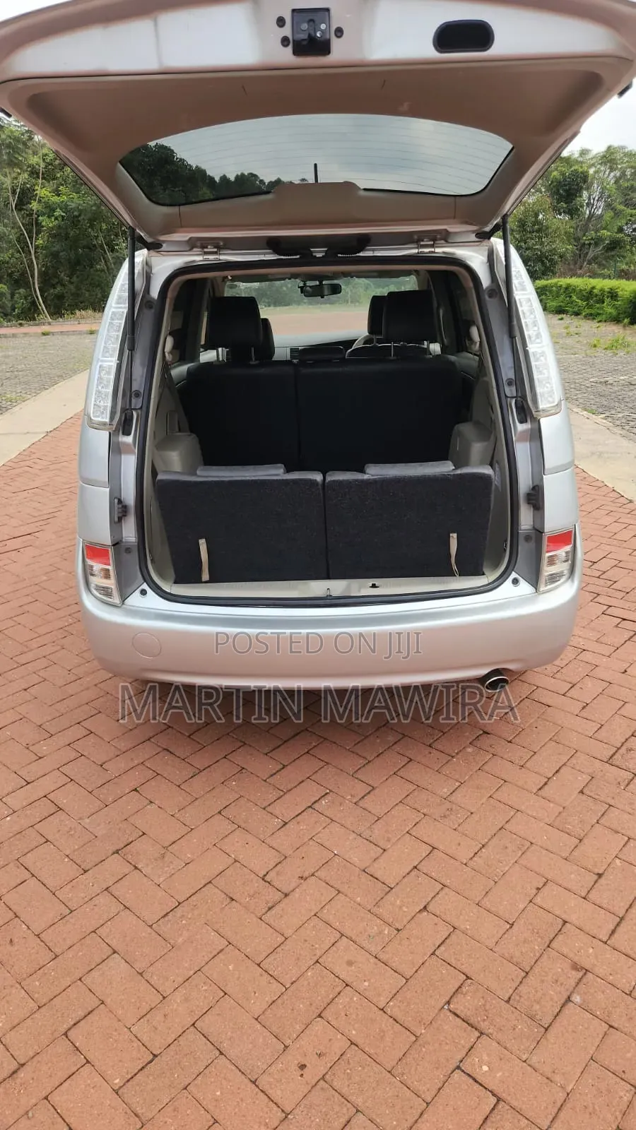 Toyota ISIS 2014 Silver