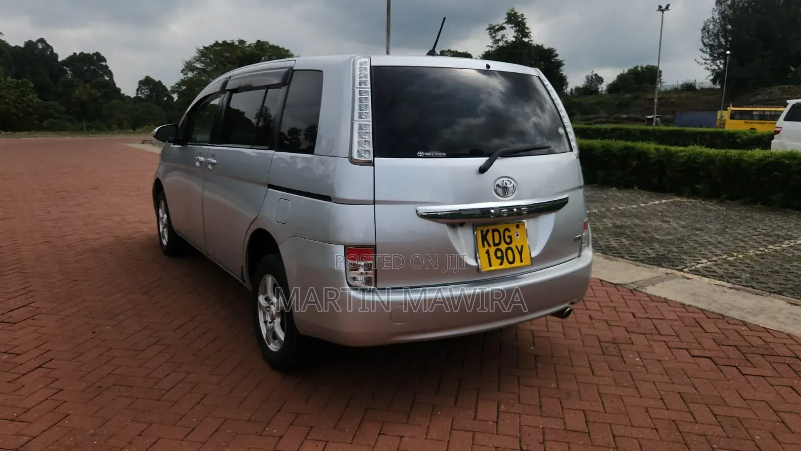Toyota ISIS 2014 Silver