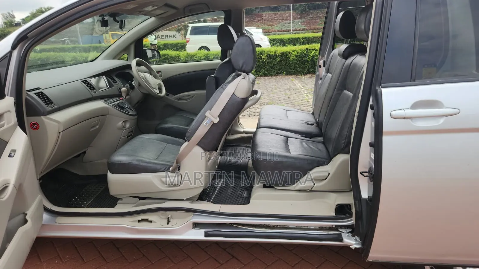 Toyota ISIS 2014 Silver