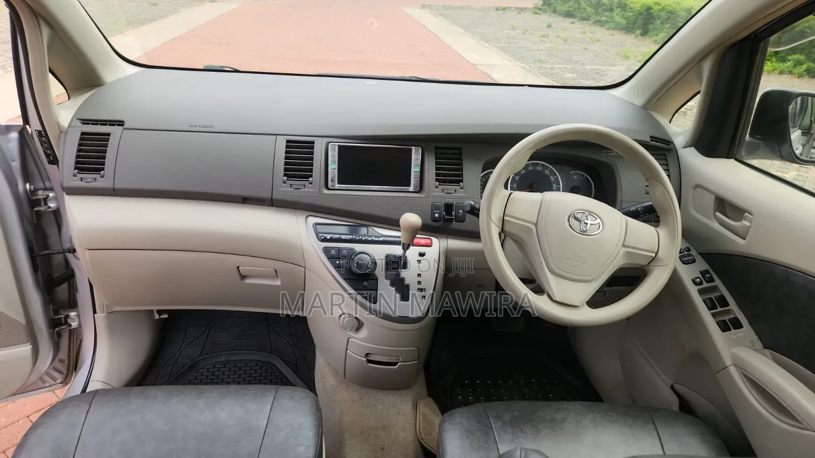 Toyota ISIS 2014 Silver