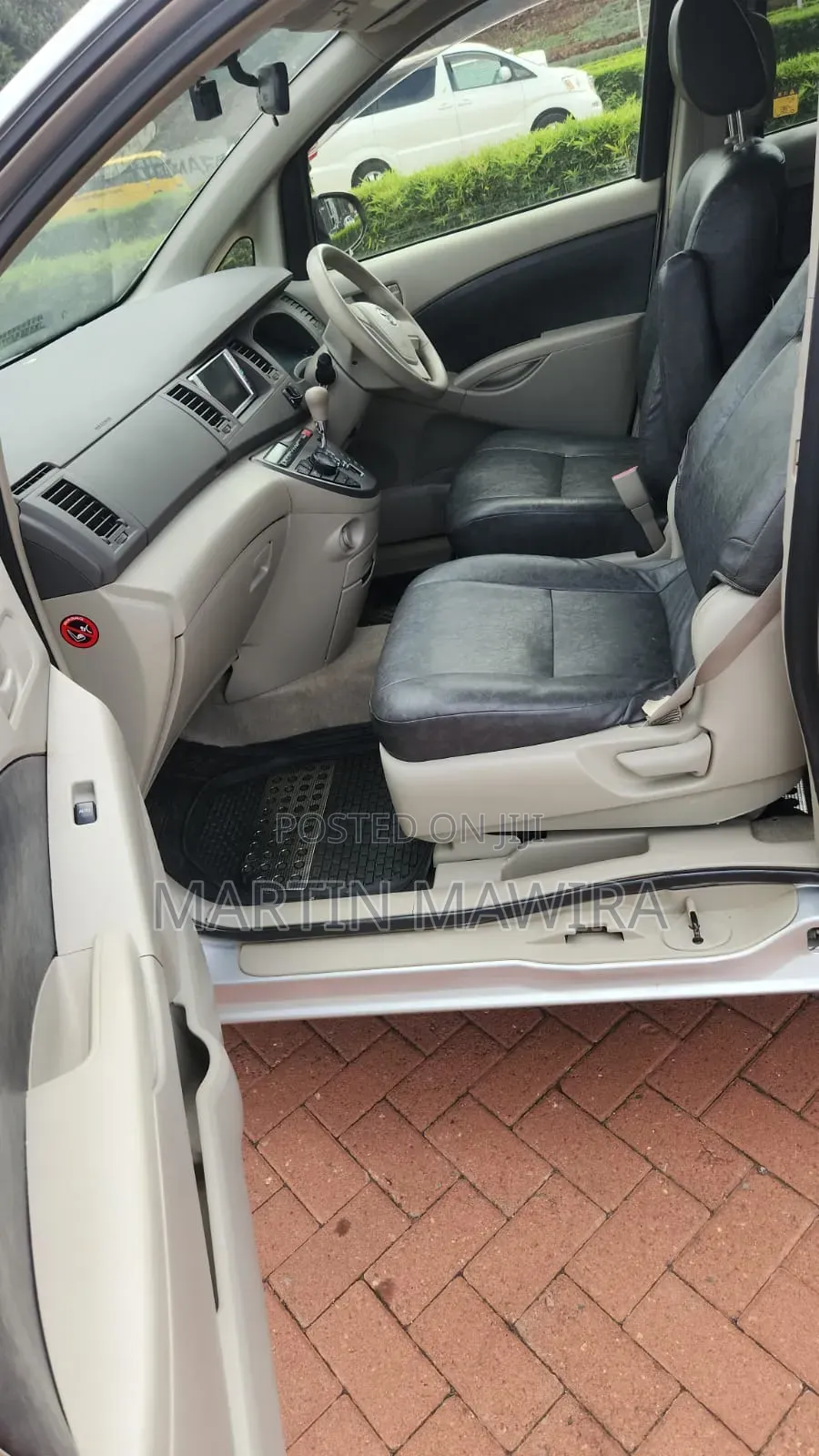 Toyota ISIS 2014 Silver