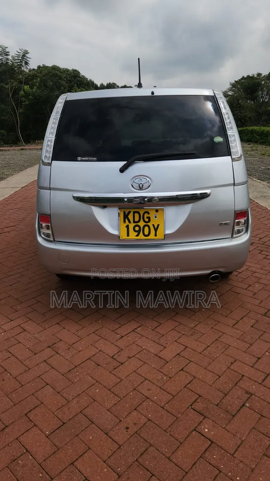 Toyota ISIS 2014 Silver