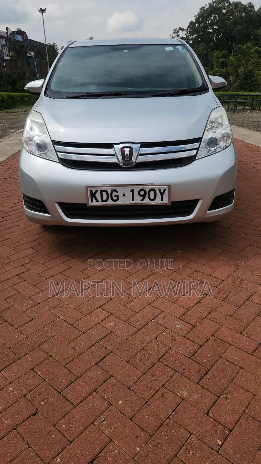 Toyota ISIS 2014 Silver