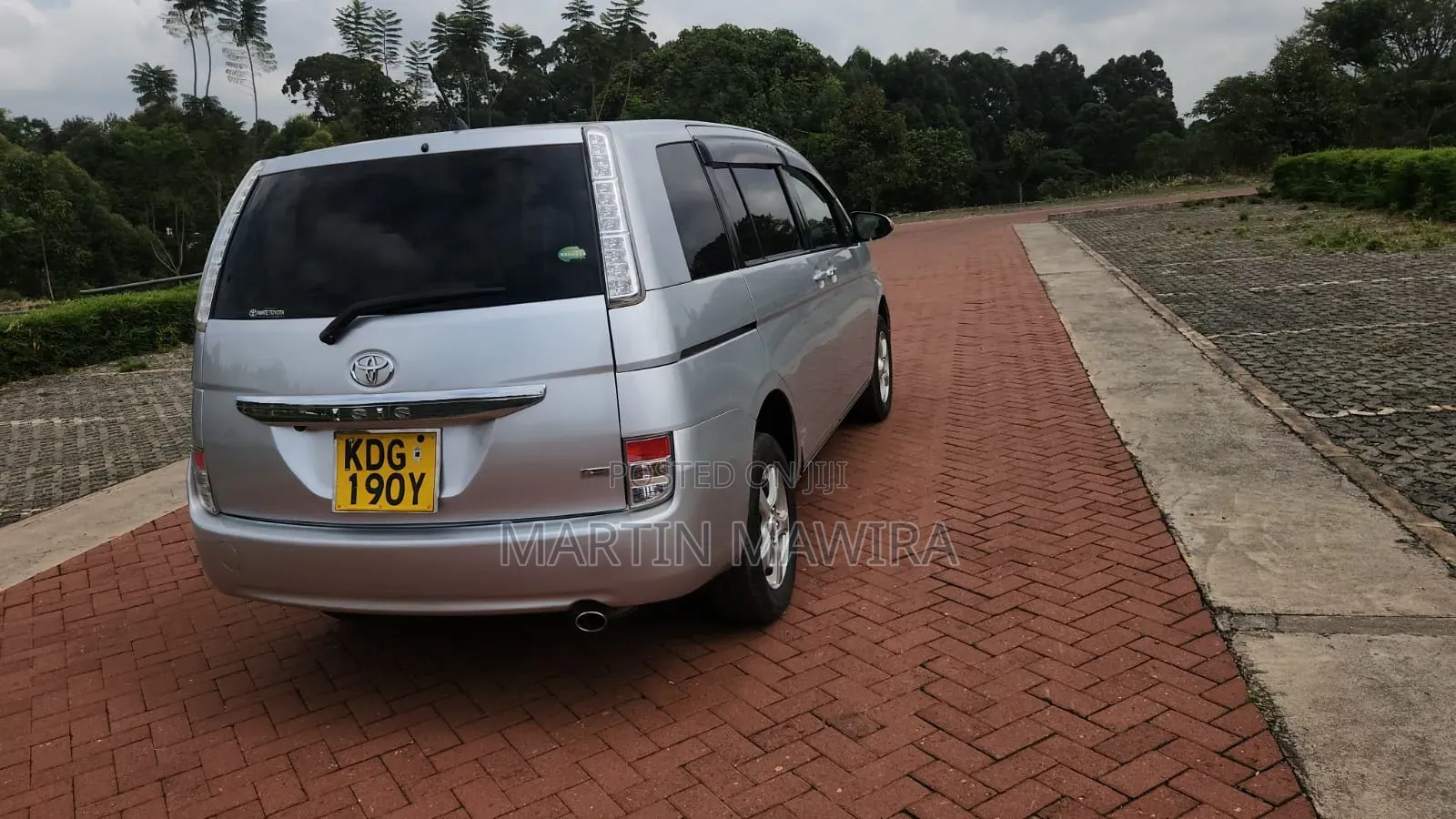 Toyota ISIS 2014 Silver