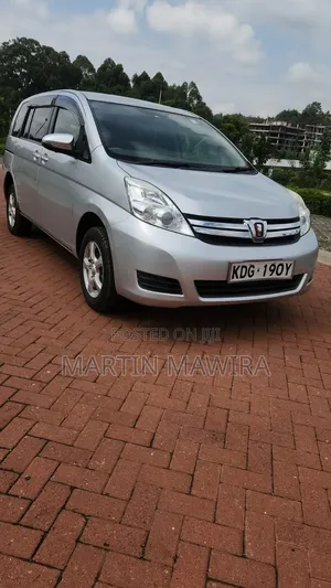 Toyota ISIS 2014 Silver
