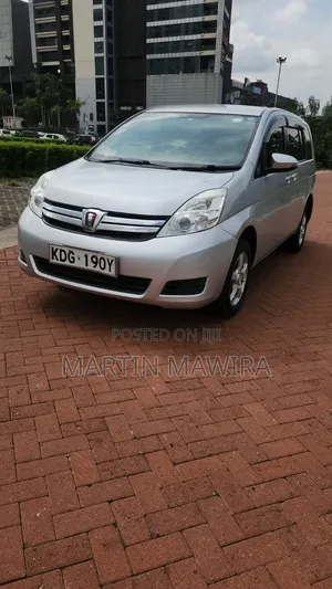 Toyota ISIS 2014 Silver