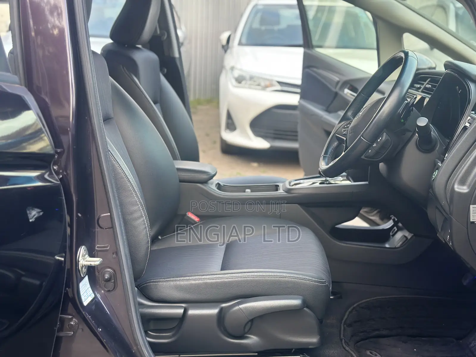 Honda Fit Shuttle 1.5 Hybrid 2WD 2019 Maroon