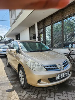 Nissan Tiida 2012 Gold