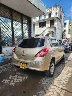 Nissan Tiida 2012 Gold