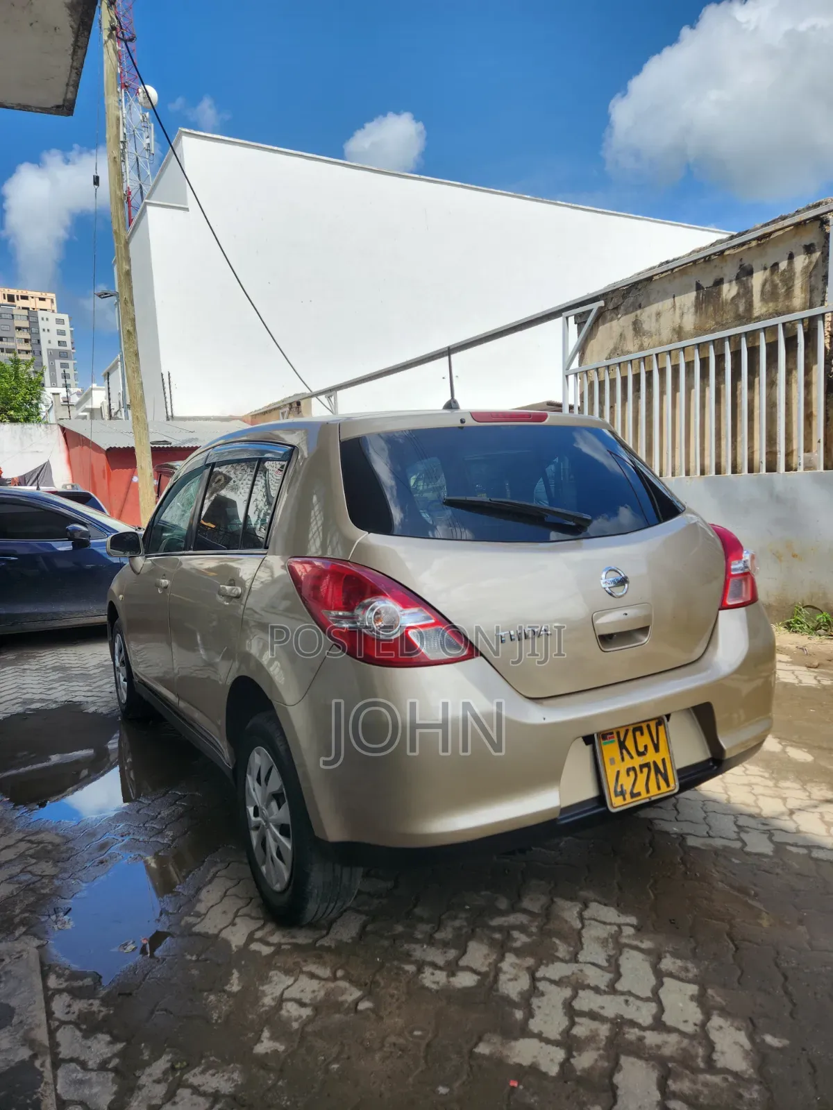 Nissan Tiida 2012 Gold