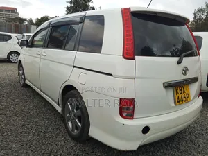 Toyota ISIS 2006 White