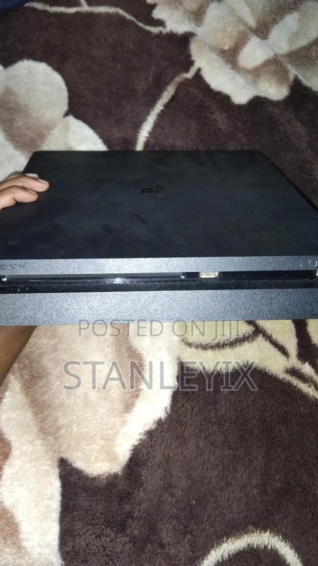 Playstation 4 Slim - thumbnail 2