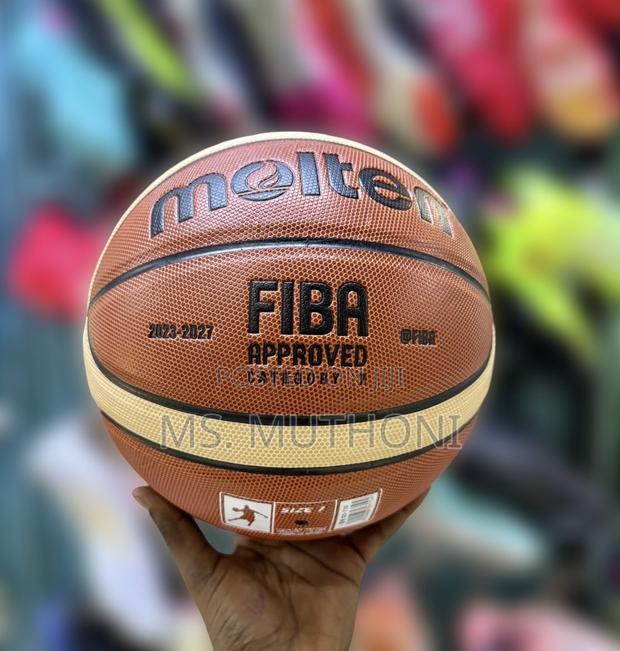 Molten X-Series Basketball, Featuring a Distinctive 12-Panels